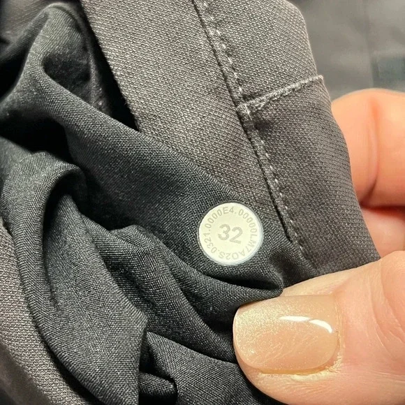 Lululemon Men's Commission Classic Fit Short 9" Vera Twill 32 in Black Granite - Picture 12 of 12